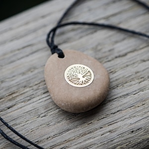 Handgefertigte Baum des Lebens Halskette – Gravierte natürliche Strandstein mit Messing Inlay – Handgefertigter Anhänger – Keltisch. Sorgenstein