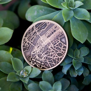 Mapa de calles personalizado de cualquier ciudad / Moneda personalizada con mapa de ciudad para viajeros - Ficha EDC de latón con grabado profundo / Recuerdo de viaje de bolsillo / Regalo único
