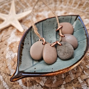 Set di 5 ciottoli forati, pietre da spiaggia di diversi colori per la creazione di gioielli ecologici, ciondoli di rocce da spiaggia, ciondoli di ciottoli, 20 mm