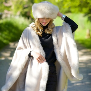 Ivory Luxury Kusi Alpaca Wool Fur Trimmed Cape | Ethically + Sustainably Made in Peru | Lacorine