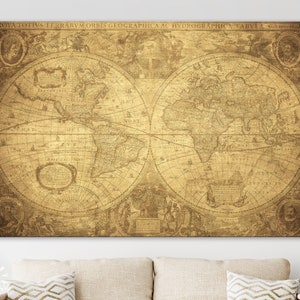 Puede incluir: Un mapa del mundo de estilo antiguo impreso en un lienzo con fondo dorado. El mapa está dividido en dos hemisferios, con América a la izquierda y Europa, Asia y África a la derecha. El mapa está rodeado por un borde decorativo.
