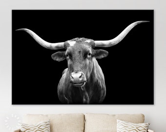 Impression sur toile Texas Longhorn // Portrait de vache Texas Longhorn avec un fond noir // Art mural noir et blanc