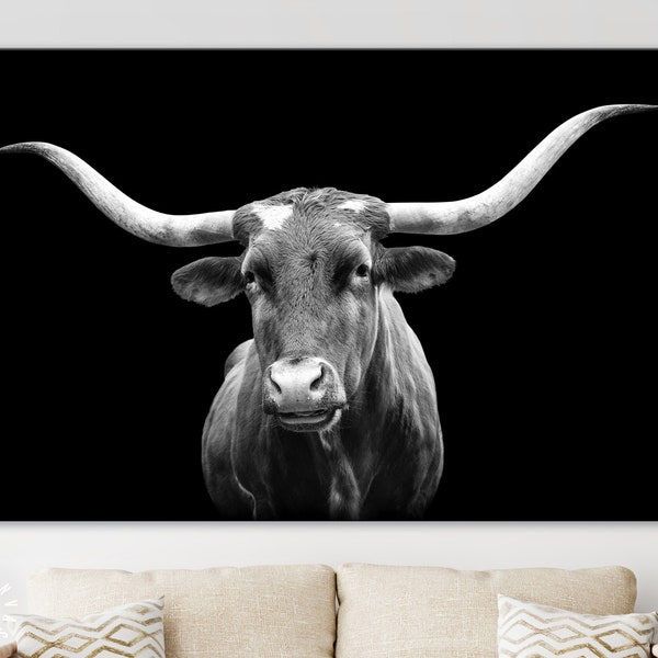 Impression sur toile Texas Longhorn // Portrait de vache Texas Longhorn avec un fond noir // Art mural noir et blanc