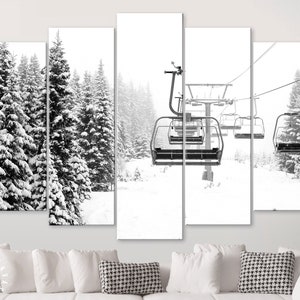 Impressão em tela de teleférico // Árvores de abeto cobertas de neve e teleférico ao longo de uma pista de esqui // Arte de parede em tela preta e branca