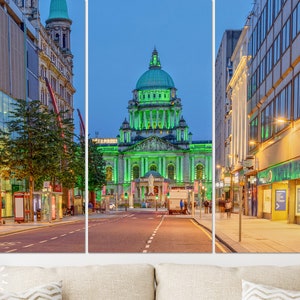 Impresión de lienzo de Belfast // El Ayuntamiento de Belfast en Donegall Square en Belfast Irlanda del Norte en la noche