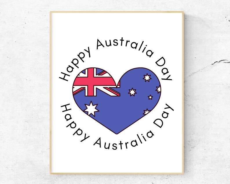 K&ouml;nnte beinhalten: Eine wei&szlig;e Karte mit einer blauen und roten Herzform der australischen Flagge in der Mitte. Der Text "Happy Australia Day" ist in einem Kreis um die Flagge geschrieben.