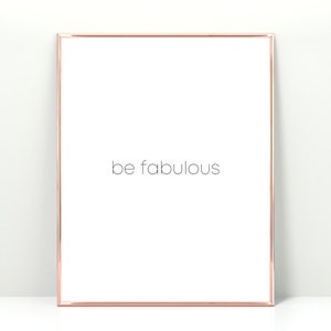 以下が含まれることがあります： 白い背景に黒い文字で「be fabulous」と書かれた、ローズゴールドのフォトフレームです。