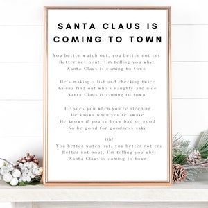 K&ouml;nnte beinhalten: Ein druckbarer Poster mit wei&szlig;em Hintergrund und schwarzem Text. Der Text lautet "Santa Claus is Coming to Town" und enth&auml;lt die Texte des beliebten Weihnachtsliedes.