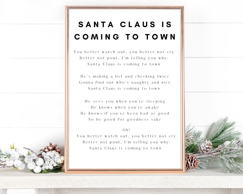 K&ouml;nnte beinhalten: Ein druckbarer Poster mit wei&szlig;em Hintergrund und schwarzem Text. Der Text lautet "Santa Claus is Coming to Town" und enth&auml;lt die Texte des beliebten Weihnachtsliedes.