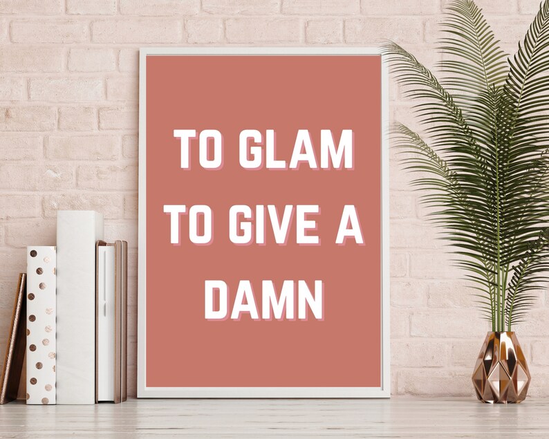 Puede incluir: Un p&oacute;ster enmarcado en blanco con un fondo melocot&oacute;n y texto blanco que dice "To Glam To Give A Damn".