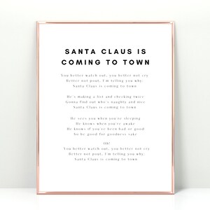 K&ouml;nnte beinhalten: Ein druckbarer Poster mit wei&szlig;em Hintergrund und schwarzem Text. Der Text lautet "Santa Claus is Coming to Town" und enth&auml;lt die Texte des beliebten Weihnachtsliedes.