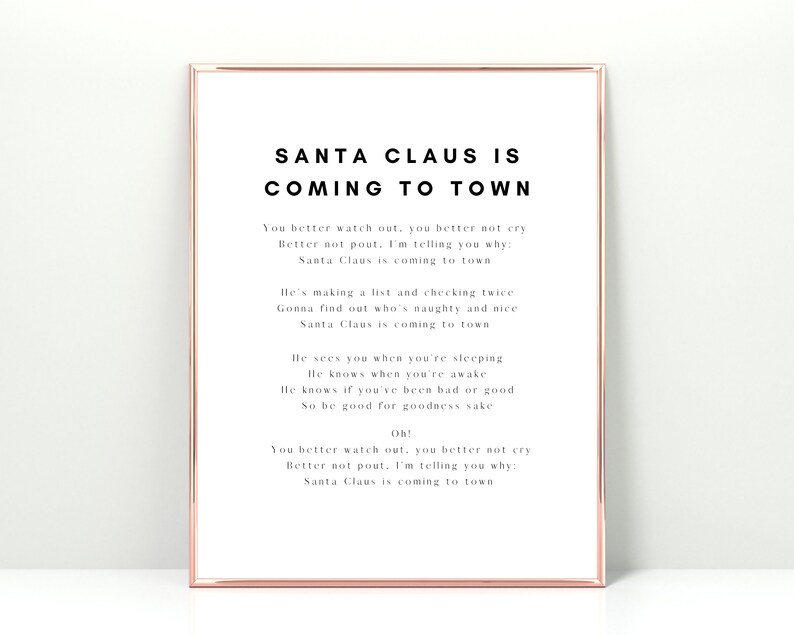 K&ouml;nnte beinhalten: Ein druckbarer Poster mit wei&szlig;em Hintergrund und schwarzem Text. Der Text lautet "Santa Claus is Coming to Town" und enth&auml;lt die Texte des beliebten Weihnachtsliedes.