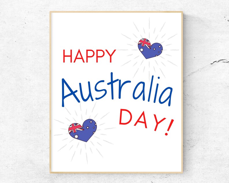 K&ouml;nnte beinhalten: Eine wei&szlig;e Karte mit dem Text "Happy Australia Day!" in roten und blauen Buchstaben. Zwei blaue Herzen mit der australischen Flagge befinden sich auf der Karte.
