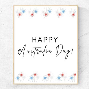 K&ouml;nnte beinhalten: Ein druckbares Schild mit wei&szlig;em Hintergrund und schwarzem Rahmen. Das Schild sagt "Happy Australia Day!" mit roten, wei&szlig;en und blauen Feuerwerksmotiven oben und unten.