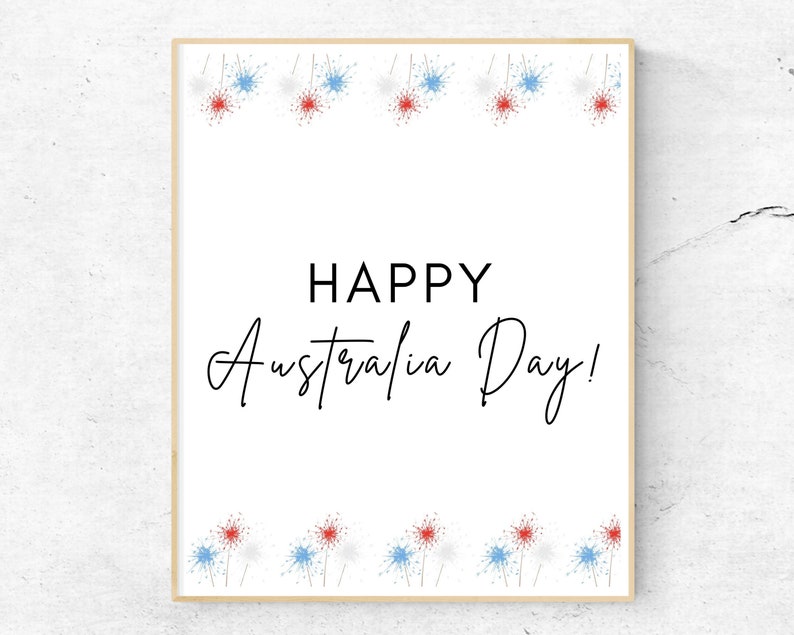 K&ouml;nnte beinhalten: Ein druckbares Schild mit wei&szlig;em Hintergrund und schwarzem Rahmen. Das Schild sagt "Happy Australia Day!" mit roten, wei&szlig;en und blauen Feuerwerksmotiven oben und unten.