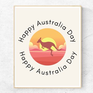 K&ouml;nnte beinhalten: Ein rot-orange-gelber Sonnenuntergang mit einer Silhouette eines springenden K&auml;ngurus davor. Der Text "Happy Australia Day" ist in einem Kreis um den Sonnenuntergang geschrieben.