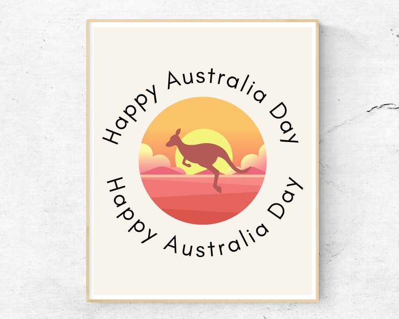 K&ouml;nnte beinhalten: Ein rot-orange-gelber Sonnenuntergang mit einer Silhouette eines springenden K&auml;ngurus davor. Der Text "Happy Australia Day" ist in einem Kreis um den Sonnenuntergang geschrieben.