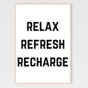 Könnte beinhalten: Ein weißer gerahmter Druck mit schwarzem Text, der "Relax Refresh Recharge" lautet.
