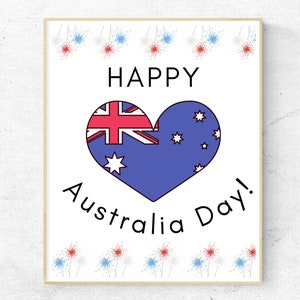 K&ouml;nnte beinhalten: Eine wei&szlig;e Karte mit einer blau-roten Herzform der australischen Flagge und dem Text "HAPPY Australia Day!" umgeben von rot-wei&szlig;-blauen Feuerwerksk&ouml;rpern.