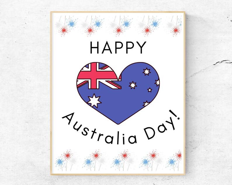 K&ouml;nnte beinhalten: Eine wei&szlig;e Karte mit einer blau-roten Herzform der australischen Flagge und dem Text "HAPPY Australia Day!" umgeben von rot-wei&szlig;-blauen Feuerwerksk&ouml;rpern.