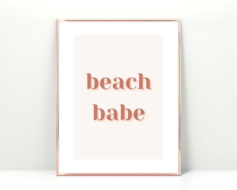 Puede incluir: Una impresi&oacute;n enmarcada con un fondo melocot&oacute;n y el texto "beach babe" en un color melocot&oacute;n rosado.