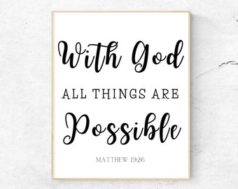 Op de afbeelding: Zwart-witte printbare wandkunst met de tekst "Met God is alles mogelijk" en de bijbelverwijzing "Mattheüs 19:26".