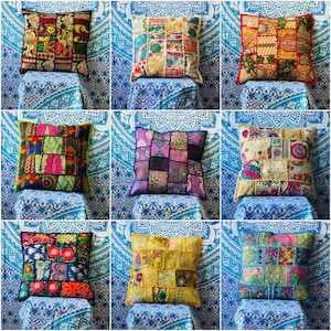 Puede incluir: Nueve almohadas de patchwork coloridas con varios patrones y bordados. Las almohadas están dispuestas en una cuadrícula sobre un fondo azul y blanco con patrones.