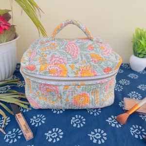 Große Kapazität Kosmetiktaschen Frauen Kosmetik Make-up Taschen Block Print Reise Eitelkeit Taschen Gesteppte Make-up Tasche Reisebeutel Brautdusche Geschenk