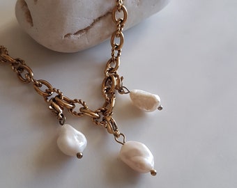 Women's box with link necklace and mother-of-pearl charm in gold stainless steel