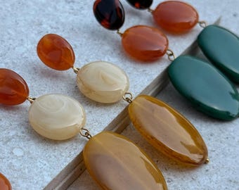 Pebble-shaped resin earrings in beige, amber, mustard, dangling, women's jewelry.