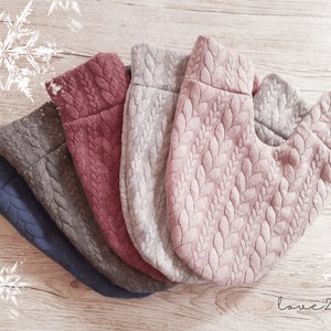 Könnte beinhalten: Fünf gestrickte Halswärmer aus Stoff in verschiedenen Farben: marineblau, dunkelgrau, burgunderrot, hellgrau und hellrosa. Die Halswärmer haben ein Zopfmuster.