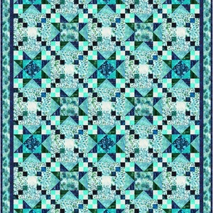 Peut inclure: Une courtepointe avec un motif géométrique bleu, vert et blanc. La courtepointe est composée de carrés et de triangles, et le motif est répété sur toute la courtepointe.
