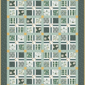 Könnte beinhalten: Eine grüne und goldene Patchwork-Decke mit verschiedenen festlichen Mustern, darunter Schneeflocken, Rentiere und Weihnachtsbäume.