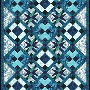 Peut inclure: Une courtepointe avec un motif géométrique dans des tons de bleu, turquoise et blanc. La courtepointe est composée de carrés et de losanges, et le motif est répété sur toute la courtepointe.
