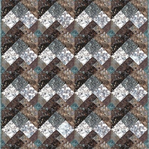 Op de afbeelding: Een quilt met een geometrisch patroon van bruine, grijze en blauwe vierkanten. De vierkanten zijn in een diagonaal patroon gerangschikt, waardoor een gevoel van beweging ontstaat. De quilt is gemaakt van stof met een subtiele textuur.