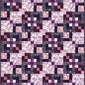 Pode incluir: Uma colcha com um design de patchwork que apresenta quadrados de vários tons de roxo, rosa e branco. Os quadrados são dispostos em um padrão de grade, criando um design visualmente atraente e intrincado.