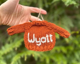 Liten tröjdekoration med broderat namn, handstickad tröjdekoration, jultröja, personlig julklapp.