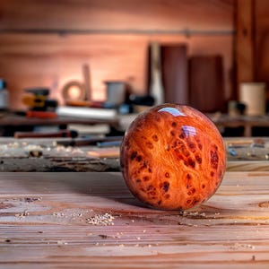 レッドウッドバール製ギアシフトノブ – 手作業で仕上げた重みのあるシフター – リヒテンベルクフラクタル模様の焼き付け – クラシックカー向けにカスタムメイド –