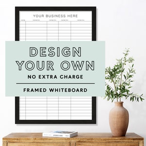 以下が含まれることがあります： 黒い枠のホワイトボードで、グリッドパターンと上部に「YOUR BUSINESS HERE」というテキストがあります。 「DESIGN YOUR OWN NO EXTRA CHARGE FRAMED WHITEBOARD」というテキストは、ホワイトボードの前にある薄い青色の長方形にあります。