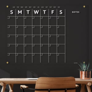 Heldere acryl droog uitwisbare kalender | Aangepaste Lucite-wandkalender | Witte tekst | Premiumkwaliteit | Inclusief stift en hardware