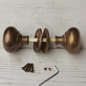 Cottage deurknop handvat hol natuurlijk antiek verouderd messing 55 mm antiek uit de oude periode traditioneel messing en insteekslot grepen verkocht per paar