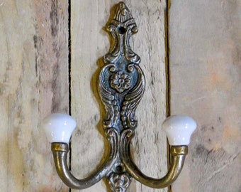 Gancio appendiabiti con punta in ceramica bianca doppia in stile francese, finitura in ottone anticato fuso - Finitura antica retrò