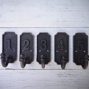 SET van 5 retro genummerde kapstokhaken van gietijzer in een retro antieke afwerking, nr. 1 - 5 antieke ijzeren afwerking