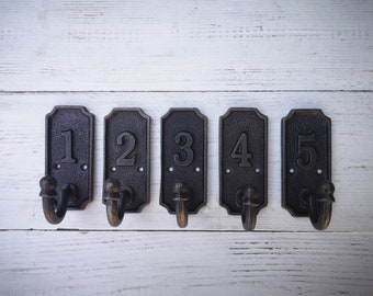 ENSEMBLE de 5 patères rétro numérotées en fonte dans une finition antique rétro, finition en fer antique n° 1 à 5