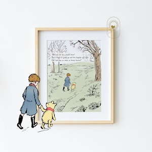Puede incluir: Una impresión de ilustración de Winnie de Pooh con una cita del libro: "¿Me harías un pequeño favor? No olvides crecer y vivir feliz para siempre. ¡Oh! ¡Y permanece tan dulce como la miel para siempre!" La ilustración muestra dos personajes caminando por un sendero en un bosque.