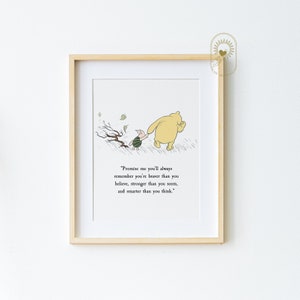 Pode incluir: Uma ilustração de Winnie the Pooh e Porquinho com uma citação: "Prometa-me que você sempre se lembrará de que é mais corajoso do que pensa, mais forte do que parece e mais inteligente do que pensa."