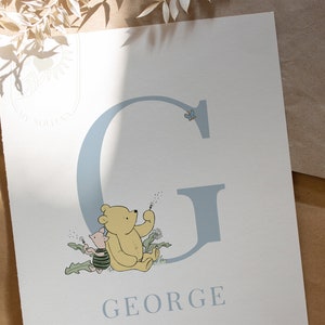 IMPRESO Y ENVIADO Carta de Winnie the Pooh, Nombre personalizado de Pooh, Nacimiento, Bautizo, Regalo de arte infantil, Decoración de guardería, Clásico del oso Pooh