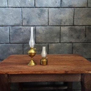 Op de afbeelding: Een witte keramische mok met een zwart handvat en de tekst "But First, Coffee" in een zwarte, handgeschreven lettertype. De mok staat op een wit oppervlak.