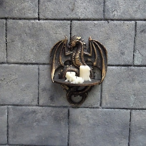 Miniatur Regal in Drachenform mit Kerzen, verwunschenes Puppenhaus, Halloween, Horrorszene, Maßstab 1:12
