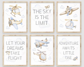 Puede incluir: Conjunto de seis impresiones de acuarela con aviones y helicópteros con citas inspiradoras. Las impresiones están enmarcadas en un marco de madera clara y tienen un fondo blanco. Las citas son: "El cielo es el límite", "Deja que tus sueños tomen vuelo", "La aventura espera al pequeño".